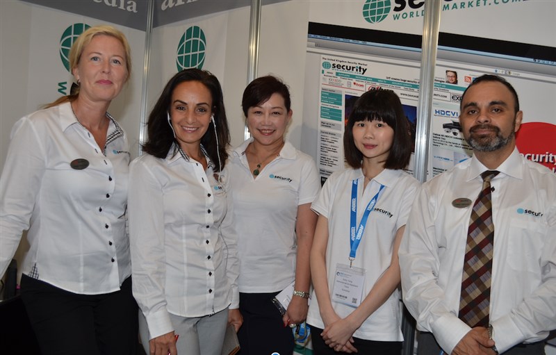 AR Media-teamet på plats i montern på Ifsec. Från vänster. Marika Thelenius (produktionschef), Deniz Baykal (försäljningschef, Skandinavien), Asha Chang (chef för AR Medias Asien-filial i Taiwan), Kelly Yang (säljare, Asien-filialen) och Carlos Cisternas, säljare. AR Media-teamet på plats i montern på Ifsec. Från vänster. Marika Thelenius (produktionschef), Deniz Baykal (försäljningschef, Skandinavien), Asha Chang (chef för AR Medias Asien-filial i Taiwan), Kelly Yang (säljare, Asien-filialen) och Carlos Cisternas, säljare.