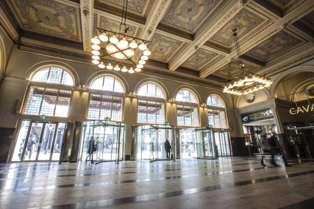 The new entrance selection complemented the classic architecture of the original entrance hall while letting in as much daylight as possible. The new entrance selection complemented the classic architecture of the original entrance hall while letting in as much daylight as possible.