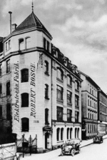 1910: Den første firma-eide fabrikksbygningen.
