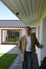 Nordisk produktchef Kenn Larsen ved det digitale hus. På alle sider af huset er monteret Bosch FlexiDome XT-kameraer.
