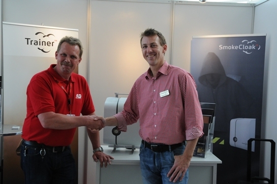 Kim Gindrup, ADI, (tv) og Michael Roger Pedersen, SmokeCloak, offentliggjorde aftalen på ADI Security Challenge 2012.