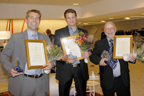 De åtråvärda förstapriserna, i form av en specaldesignad glasskulptur (av Bertil Vallien) mottogs i år av Björn Admeus från Sony, Jonatan Holmelius från Panasonic och lennart Person från GE Security.