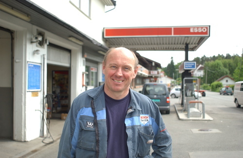 Ole Martin Lindum har drevet Sætre Bilservice siden 1981.  "Vi er ikke store stasjonen, men har veldig mye trafikk. For å kunne ha bedre oversikt rundt på stasjonsområdet fikk vi installert flere kameraer for noen uker siden. Slike investeringer koster, men på sikt tror jeg det vil være lønnsomt. De som bevisst stikker av fra bensinregningene fyller ikke for 100 kroner, men full tank for nærmere tusenlappen. Det er like irriterende hver gang det skjer, derfor er det fint å ha muligheten til å kunne finne ut av det", sier han.