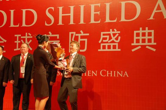 The founder of the Swedish security publishing house AR Media International, Lennart Alexandrie, receiving the Gold Shield Award.