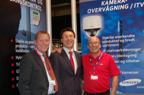 Fra venstre ses Anders Thernström, adm.dir. for Teletec Connect Sverige, Jason Yoon, Account Manager for Samsung Electronics samt Michael Anthonsen, adm.dir. Teletec Connect Danmark.