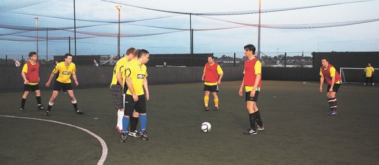 Facktidningen Detektor är redan arrangör för "Detektor Football Cup" i Birmingham (bilden) som varje samlar lag och spelare från hela världen. Nu arrangeras en svensk fotbollsturnering i samma anda på Enskede IP.