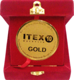 Denna guldmedalj bevisar att Ho, Mei Yu belönats på ITEX 2010. Detta för innovationen att bygga in antennen i kamerahöljet i Brickcoms trådlösa kubkamera.