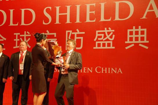 AR Medias grundlægger og adm.dir. Lennart Alexandrie får overrakt Gold Shield Award i forbindelse med CPSE i Kina.