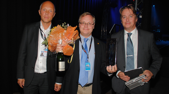 Martin Gren i mitten tillsammans med prisutdelarna Ulf Hartell Borgstrand och Lennart Alexandrie.