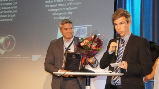 Lars Wilson, Country Manager Nordics, Milestone Systems (tv) modtager prisen for mest Innovative Achievement af Henrik Söderlund, journalist, Detektor International.