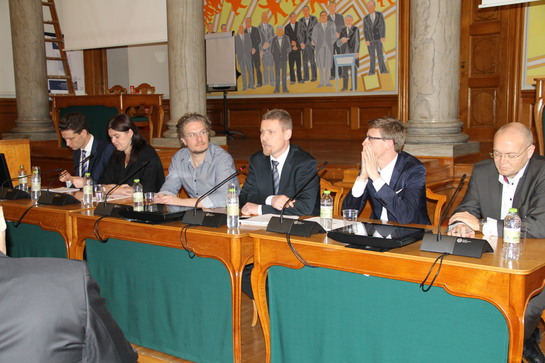 Fv Ole Hækkerup (S), Karina Lorentzen Dehnhardt (SF), Henrik Dahl, Tom Behnke (K), Karsten Lauritzen (V) og Brian Riis Nielsen.