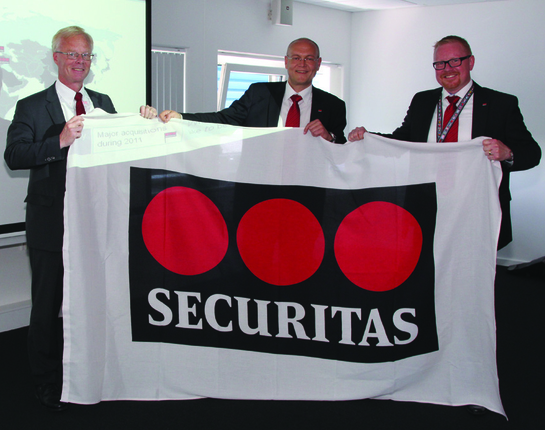 CEO Alf Göransson (til venstre) giver her Securitas-navnet videre til den danske ledelse ved adm dir. Brian Riis Nielsen (i midten) og dir. Per Clemmensen.