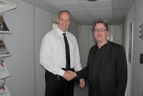 Kasper Skov-Mikkelsen, SikkerhedsBranchen, og Lennart Alexandrie, Ar Media, giver hinanden håndslag på fortsat godt samarbejde i forbindelse med Danmarks nye sikkerhedsmesse.