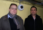 Johnny Priess, SAB Tingbjerg, (tv) og Jimmi Hegn, AC Sikring, ved et af Sony-kameraerne, der har været med til at reducere hærværket i bebyggelsen.