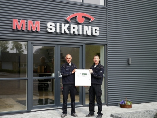 Den første kunde fejres med en Mx-4000 brandcentral. Her modtager Michael Petersen og Martin Sørensen gaven.