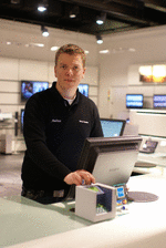  Den nya chiptekniken gör att vi kan erbjuda våra kunder både en förbättrad säkerhet och service. Transaktionstiden är snabbare nu och det gynnar både personalen och kunderna. Att säkerheten är bättre med chipteknik är förstås också positivt, säger Andreas Larshamre, butikschef på Sony Center i Stockholm.