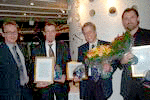 Lennart Alexandrie, chefredaktör för Detektor International överräckte den åtråvärda glasskulpturen, specialdesignad av Bertil Vallien till de övergripande vinnarna i respektive produktkategori. Hardy Jungermann. Project Manager från Bayer Innovation, som mottog priset om bästa passerkontrollprodukt för Phenostor. Produktchefen Kent Fransson från Axis Communication gladdes åt för förstapriset i CCTV-klassen för AXIS 212 PTZ nätverkskamera och Henrik Otterstedt, Norden-chef för Bosch Security Systems mottog glasskulpturen för detekitorerna i Professional Series som vann larm-klassen.