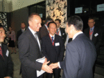 Lars Thinggaard and Anders Fogh Rasmussen shaking hands.