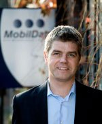 Kjedeleder Espen Takla i MobilData understreker at enkelte sikkerhetstiltak for mobiltelefoner bør være like obligatorisk som sikkerhetssystemer på PC-en.