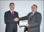 Armin H. Müller, area sales manager at LEGIC Identsystems AG and Johannes Wörsdörfer, BCS Solutions GmbH CEO after signing the licence agreement.