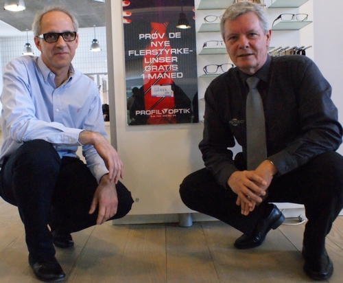 It-sjef Jørgen Zangenberg, Profil Optik, (tv), og forhandlerkonsulent Peter Møllerhøj, Protect, kan allerede nå se, at tåkesikringen er i stand til å holde tyver vekk fra Profil Optik.