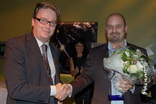 AR Medias vd Lennart Alexandrie delade ut Detektor Scandinavias pris Årets säkerhetsföretag i Danmark till Milestone och Raziel Bareket.