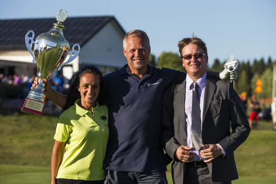 Toste Hedlund tog hem huvudtävlingen i Skyddgolfen Detektor Open 2013. Här syns han flankerad av Deniz Baykal och Lennart Alexandrie från arrangören AR Media.