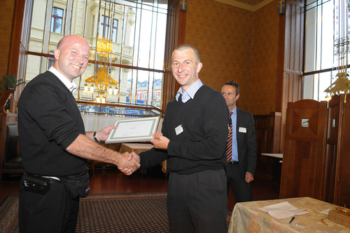 Svein Haakon Hagen i Sony Professional Nordic overrekker prisen til John Ekrem i Detec.