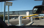  TagMasters RFID-läsare (till vänster om bommen) och RFID-tagg (i vindrutan till vänster) effektiviserar och strukturerar trafikflödet och förbättrar miljön på flygplatsen