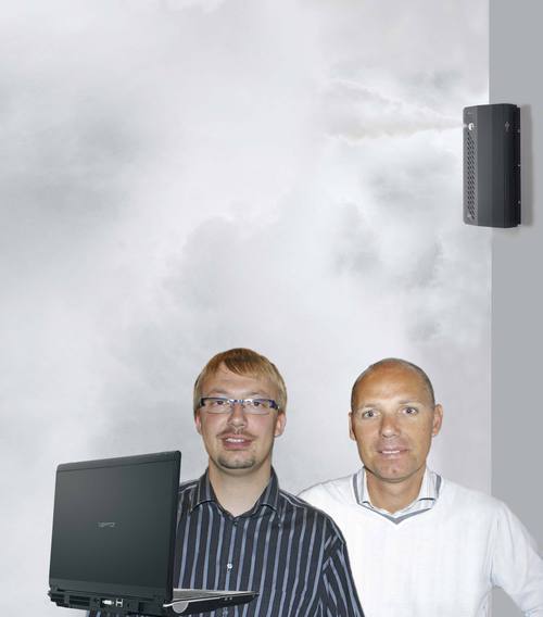 Nicolai Karger og Lasse Frost (th) på lageret hos Zepto, som også er punktsikret med tåke. 