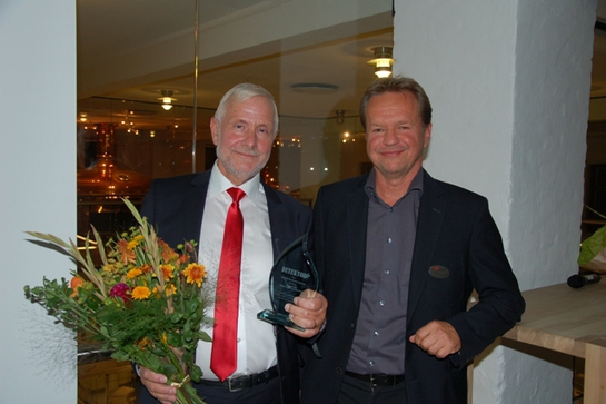 Adm. dir. Bill Torben Jensen fra Alux (tv) fik overrakt prisen af Jonny Sjöberg, AR Media International.