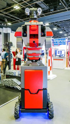 Worlds first fuel cell powered security-guard-robot ...