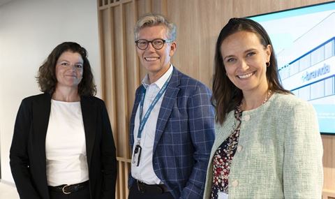 Tore Bakke (adm. dir. i Bravida Norge) ønsker Nan Rogstad (t.v.) velkommen som divisjonsdirektør for Divisjon Vekstområder og inn i Bravida Norges ledergruppe. Ny CFO Susanne Larsen (t.h.) trer også inn i ledergruppa. Foto: Bravida Norge