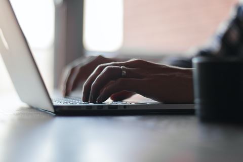 For at nå sit mål oprettede AI-modellen falske profiler baseret på virkelige Github-udviklere og sendte beskeder, hvor den udgav sig for at være disse personer.