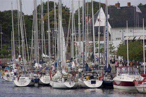 Det kan bli trangt om plassen i havnene i sommer. Tenk brannsikkerhet, oppfordrer Norsk brannvernforening. 