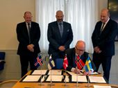 Beredskabsstyrelsens direktør, Henning Thiesen, underskriver København-erklæringen om et tættere nordisk beredskabssamarbejde, omgivet af sine nordiske kollegaer. Foto: Beredskabsstyrelsen.