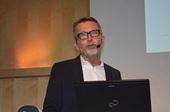 Dick Malmlund, säkerhetsexepert och vice ordförande för Säkerhet för Näringsliv och Samhälle (SNOS), talar på Trygghetskamerans dag.