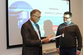 DIrektør i NSM, Kjetil Nilsen, overrekker bevis på godkjenning av NSM kvalitetsstandard til leder for BDO CERT, Chris Culina