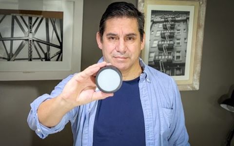 Daniel Oblitas Garafulic holder en beacon, der genererer et Lightmark-“fingeraftryk”, som opfanges af ethvert kamera, der optager video i det rum. Daniel Oblitas Garafulic er grundlægger og opfinder af Lightmark-teknologien.