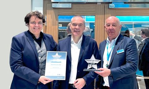 Executives at Assa Abloy, Nico Delvaux, CEO, and Stefan Fischbach, SVP and Head of Central Europe, receive the best product award in Munich.