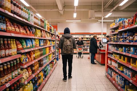 Trots rapportens dystra resultat finns även ljusglimtar. Allt fler butiksstölder polisanmäldes under det andra kvartalet. AI-genererad bild.