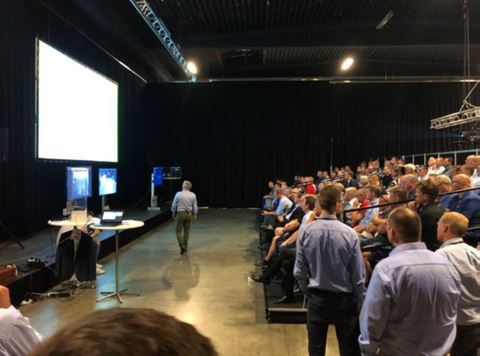 De forskellige sikkerhedsscenarier bliver afviklet på et område bag messehallen og transmitteret live til scenen. De forskellige sikkerhedsscenarier bliver afviklet på et område bag messehallen og transmitteret live til scenen.