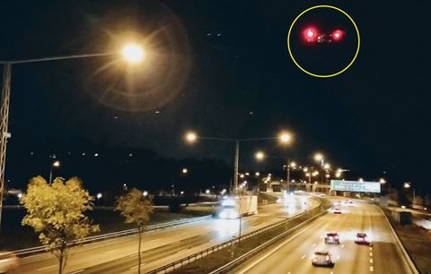 Ponera att någon tappar kontrollen över sin drönare och den kraschar mot vindrutan på ett fordon på en trafikerad led, säger Gustav Norvik, produktchef på Stanley Security Ponera att någon tappar kontrollen över sin drönare och den kraschar mot vindrutan på ett fordon på en trafikerad led, säger Gustav Norvik, produktchef på Stanley Security