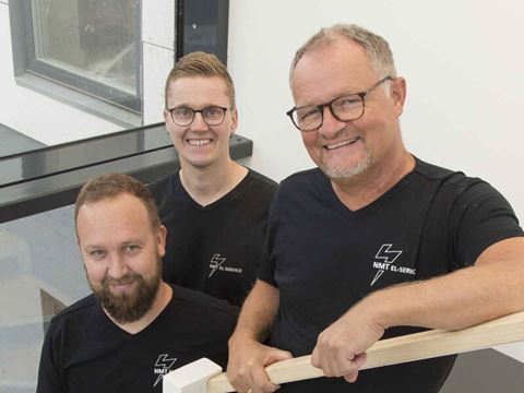 Niels Martin Thomsen til højre sammen med de to nye medejere.