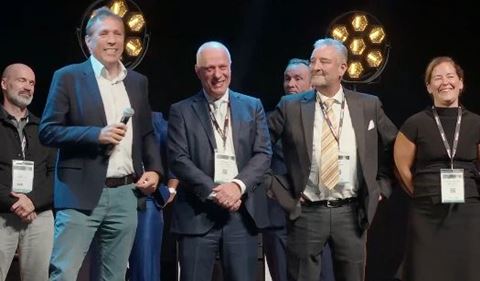 Alain Staron, vd och grundare av Artifeel, Roland Pacerek, samordnare på Trafikkontoret Stockholm stad, Fredrik Boye, vd Dipar, och Anna Wenman, enhetschef för Trafikkontoret Stockholm stad, på scenen i Paris. Alain Staron, vd och grundare av Artifeel, Roland Pacerek, samordnare på Trafikkontoret Stockholm stad, Fredrik Boye, vd Dipar, och Anna Wenman, enhetschef för Trafikkontoret Stockholm stad, på scenen i Paris.