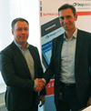 Commax-direktør Geir-Rune Dyrseth (t.v.) og Gunnar Lindstøl, administrerende direktør i Buypass inngår avtale om nordisk distribusjon av autentiserings-løsningen Buypass Code i Norden.