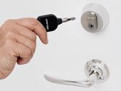 Når man sætter nøglen i låsen, genereres den energi, som driver den krypterede kommunikation mellem nøgle og cylinder.