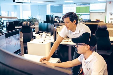 Gustav Norvik (stående) sammen med Edvin Höglund, operatør i Securitas Operation Center (SOC). Gustav Norvik (stående) sammen med Edvin Höglund, operatør i Securitas Operation Center (SOC).