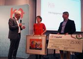 Kirkeverge i Bamble, Astrid Gundersen mottok prisen fra Frank Grimstad i KA (t.v) og Svein Rødskog i KNIF. Foto: Bamble kommune