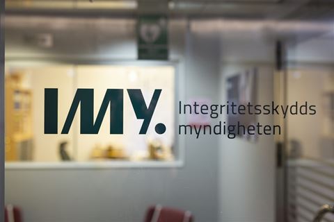 IMY har nu beslutat att företaget 2Secure Sverige AB får tillstånd att i vissa fall behandla personuppgifter om lagöverträdelser som innefattar brott i bolagets tjänst för bakgrundskontroller. IMY har nu beslutat att företaget 2Secure Sverige AB får tillstånd att i vissa fall behandla personuppgifter om lagöverträdelser som innefattar brott i bolagets tjänst för bakgrundskontroller.
